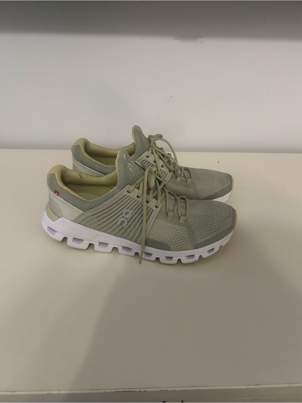 On Cloud Women's Cloudswift Hay Leaf or Sage green and White